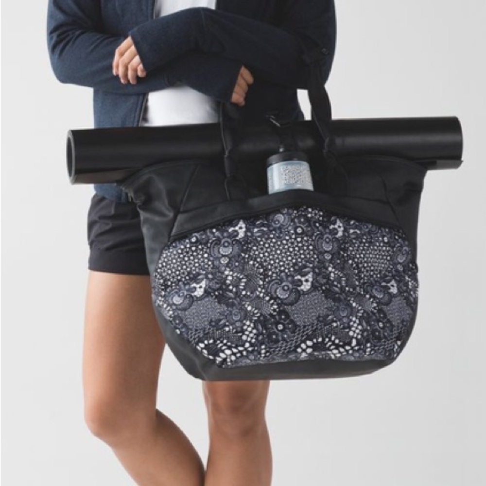 Lululemon Athletica Extra Large 21” Multicolore Tote/Duffle/Gym Bag Navy/Black - Picture 2 of 11
